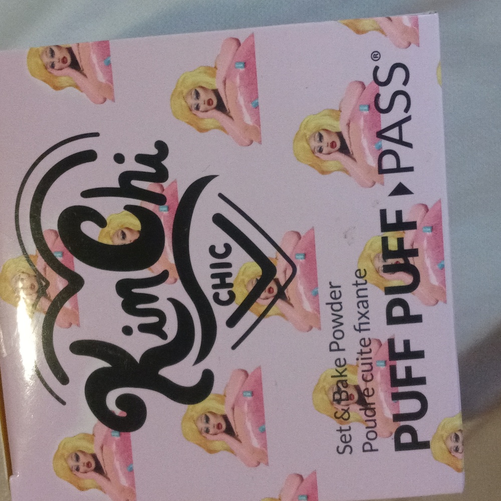 Face powder never opened by Kim chi